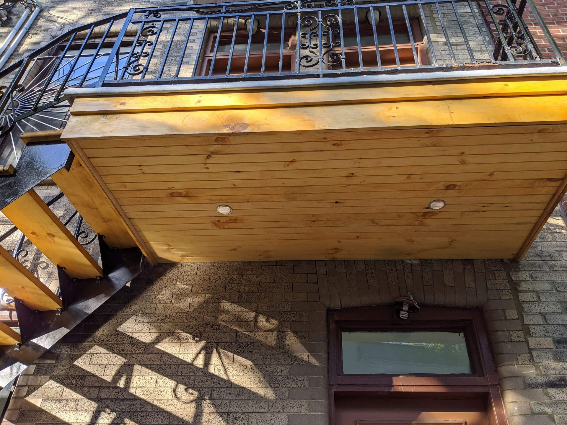 Une terrasse en bois avec des escaliers qui y mènent