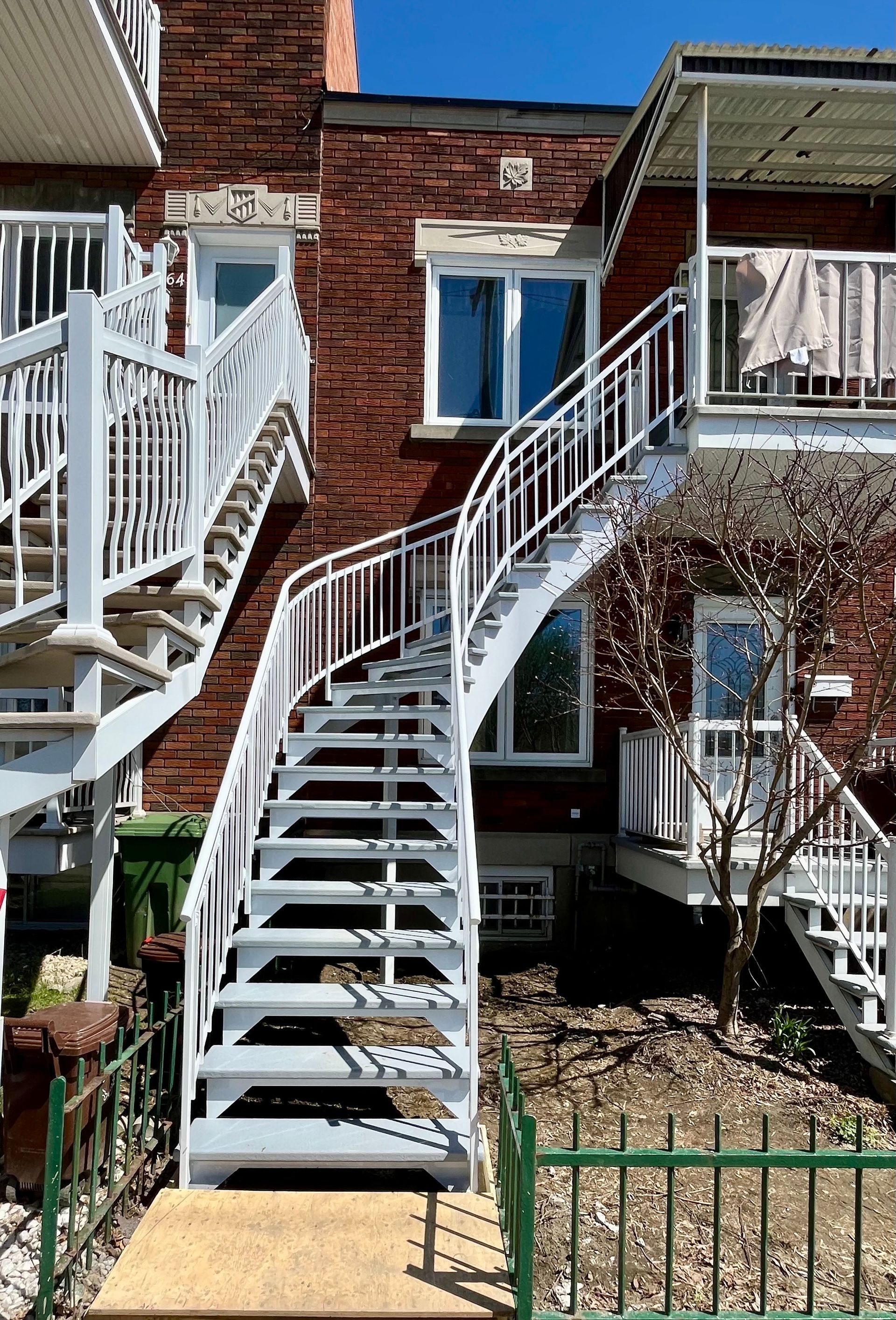 Un ensemble d'escaliers menant à un bâtiment en briques.