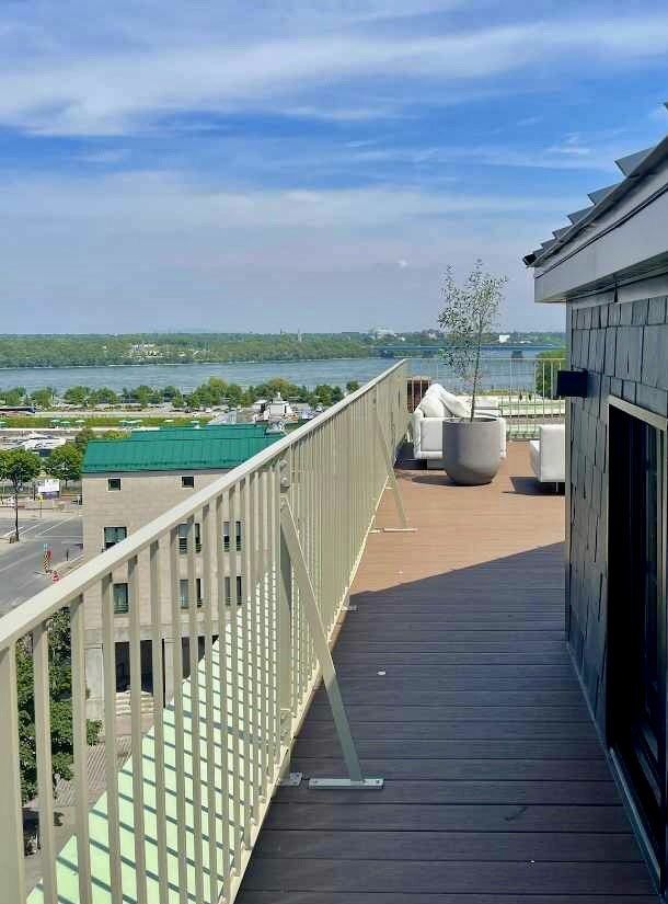 Un balcon avec vue sur une ville et un lac.