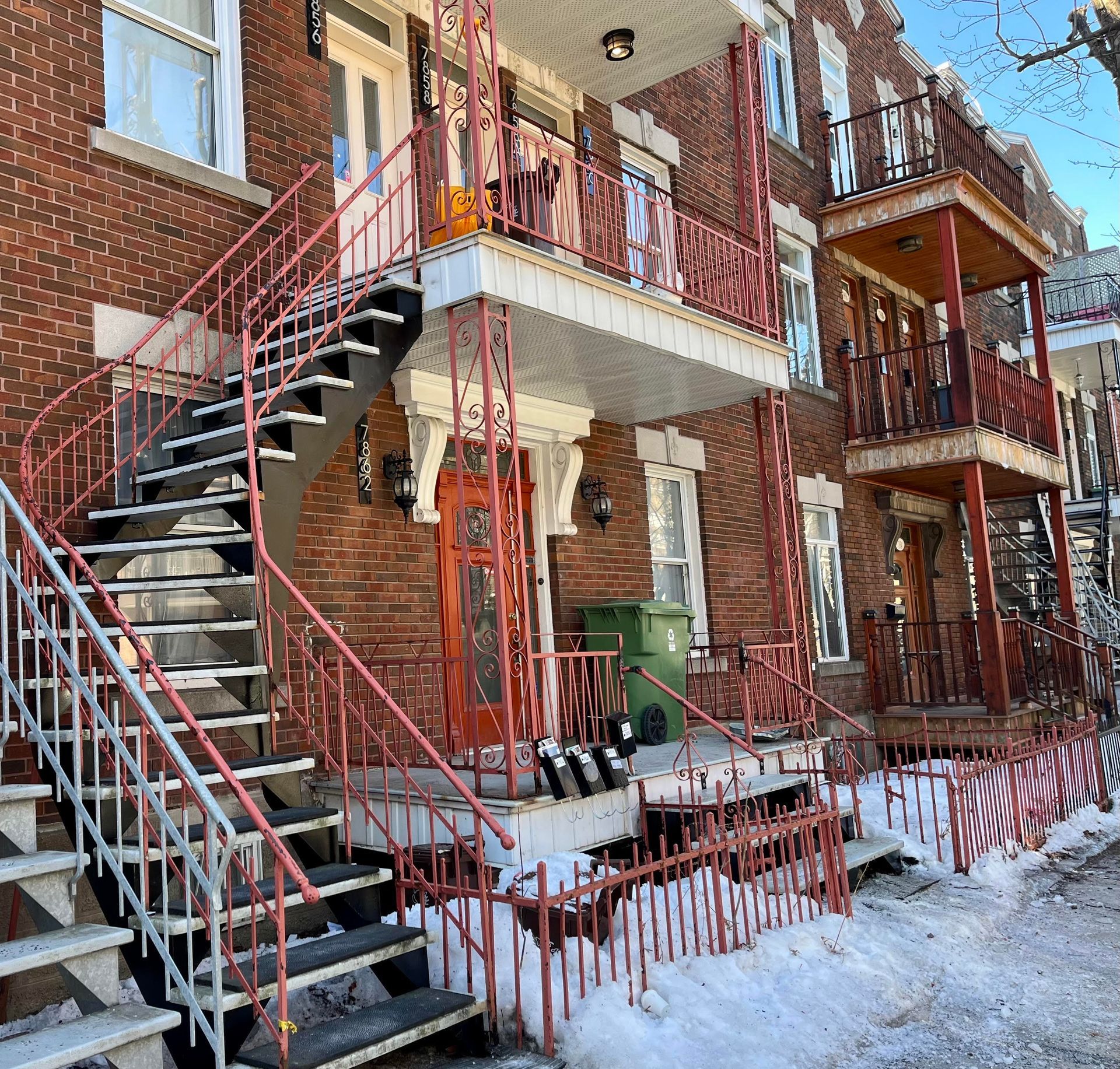 Un bâtiment en briques avec des escaliers menant au deuxième étage
