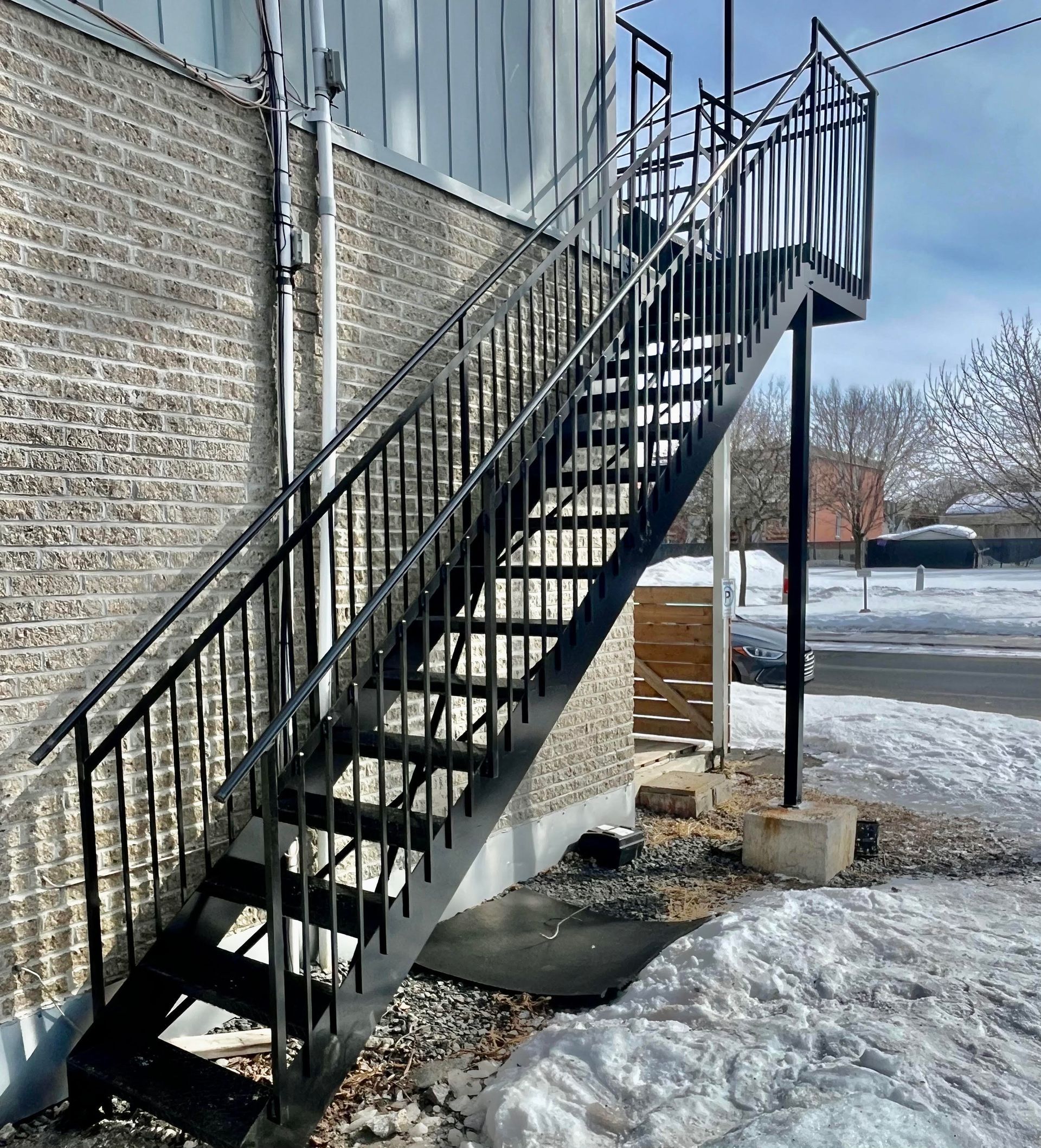 Un ensemble d'escaliers menant à un bâtiment avec de la neige au sol.