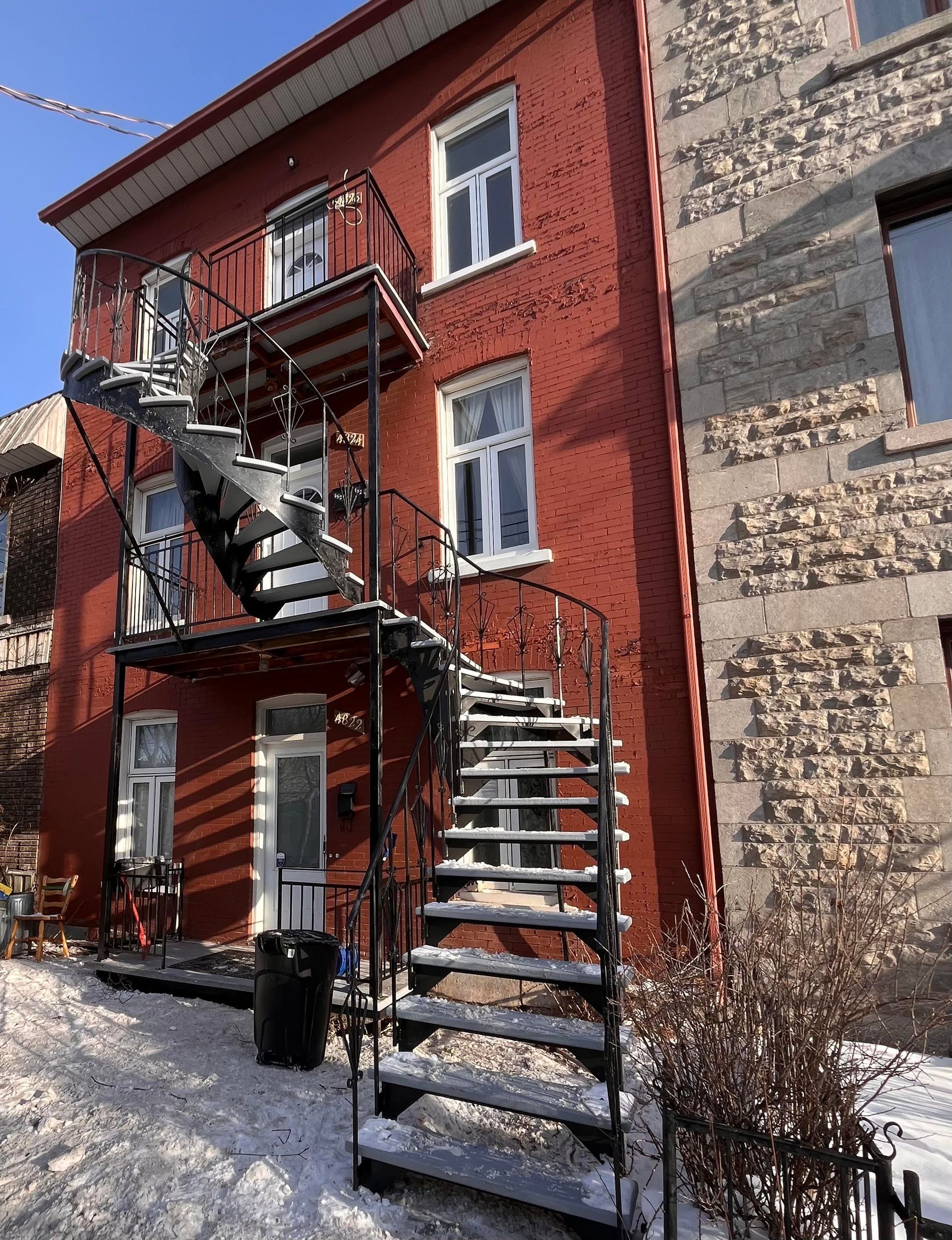 Un bâtiment rouge avec des escaliers menant au deuxième étage