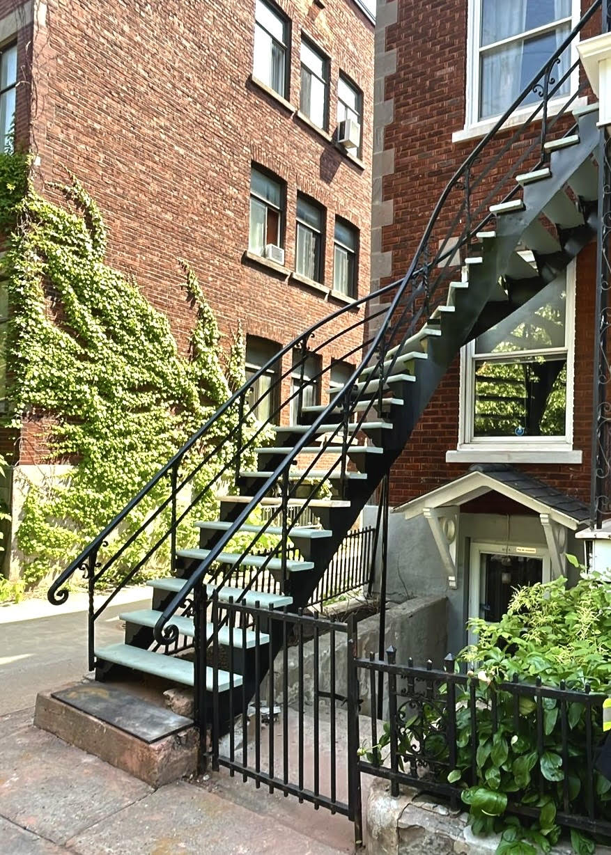Un ensemble d'escaliers menant à un bâtiment en briques.