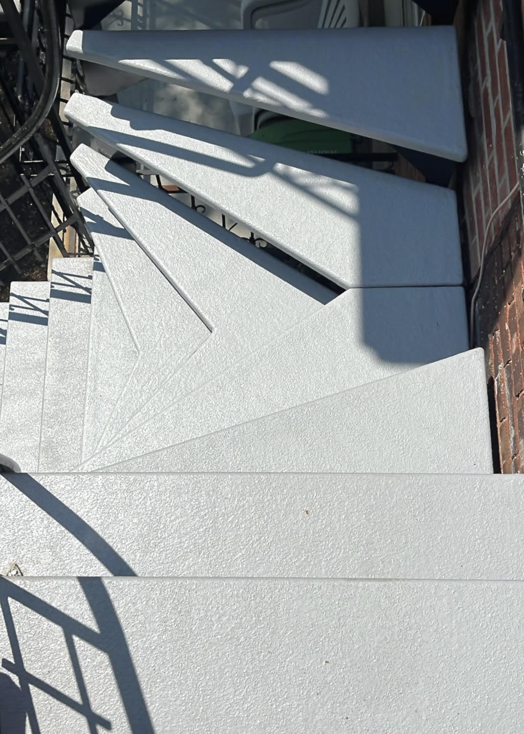 Un gros plan d'un escalier menant à un bâtiment.