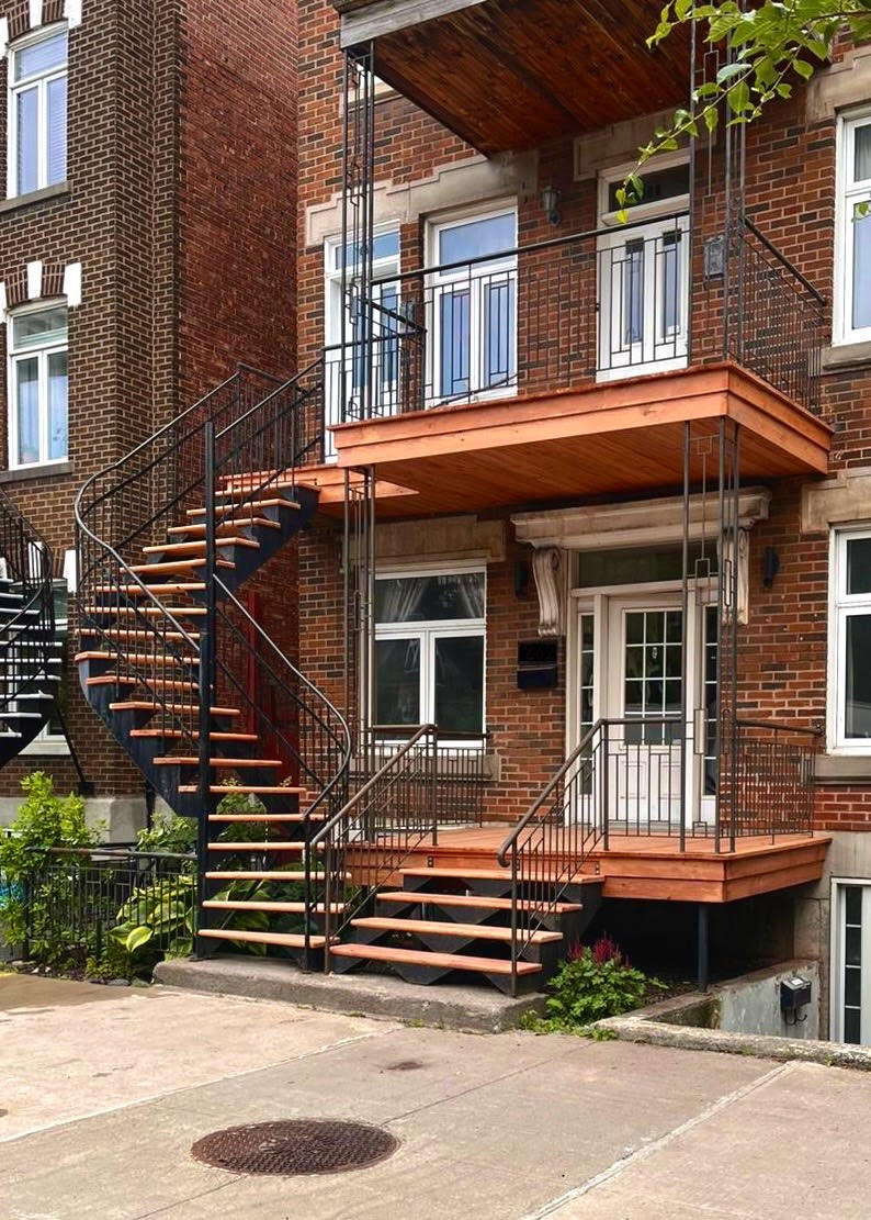 Un bâtiment en briques avec des escaliers menant au deuxième étage