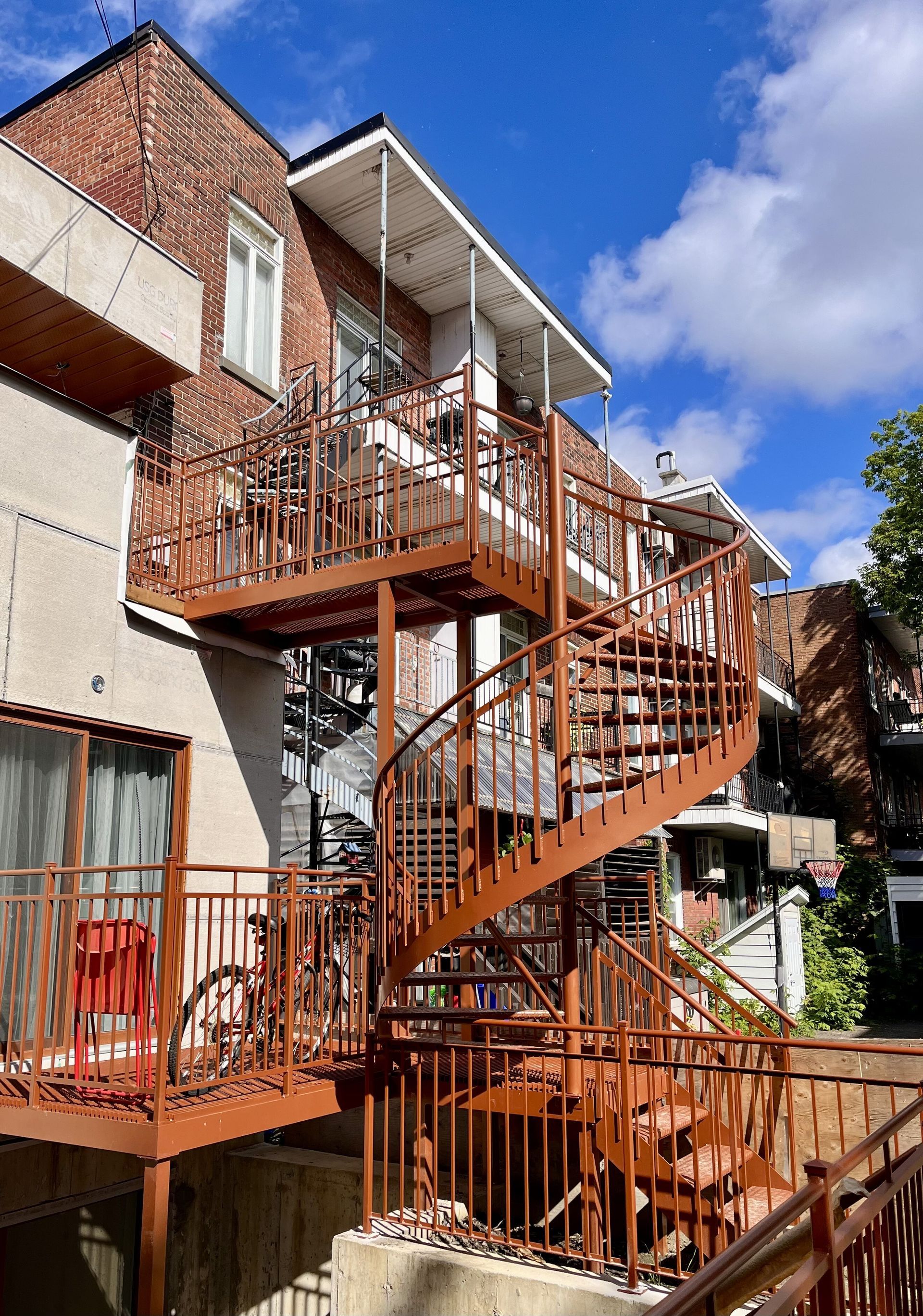 Un immeuble avec des escaliers menant au deuxième étage
