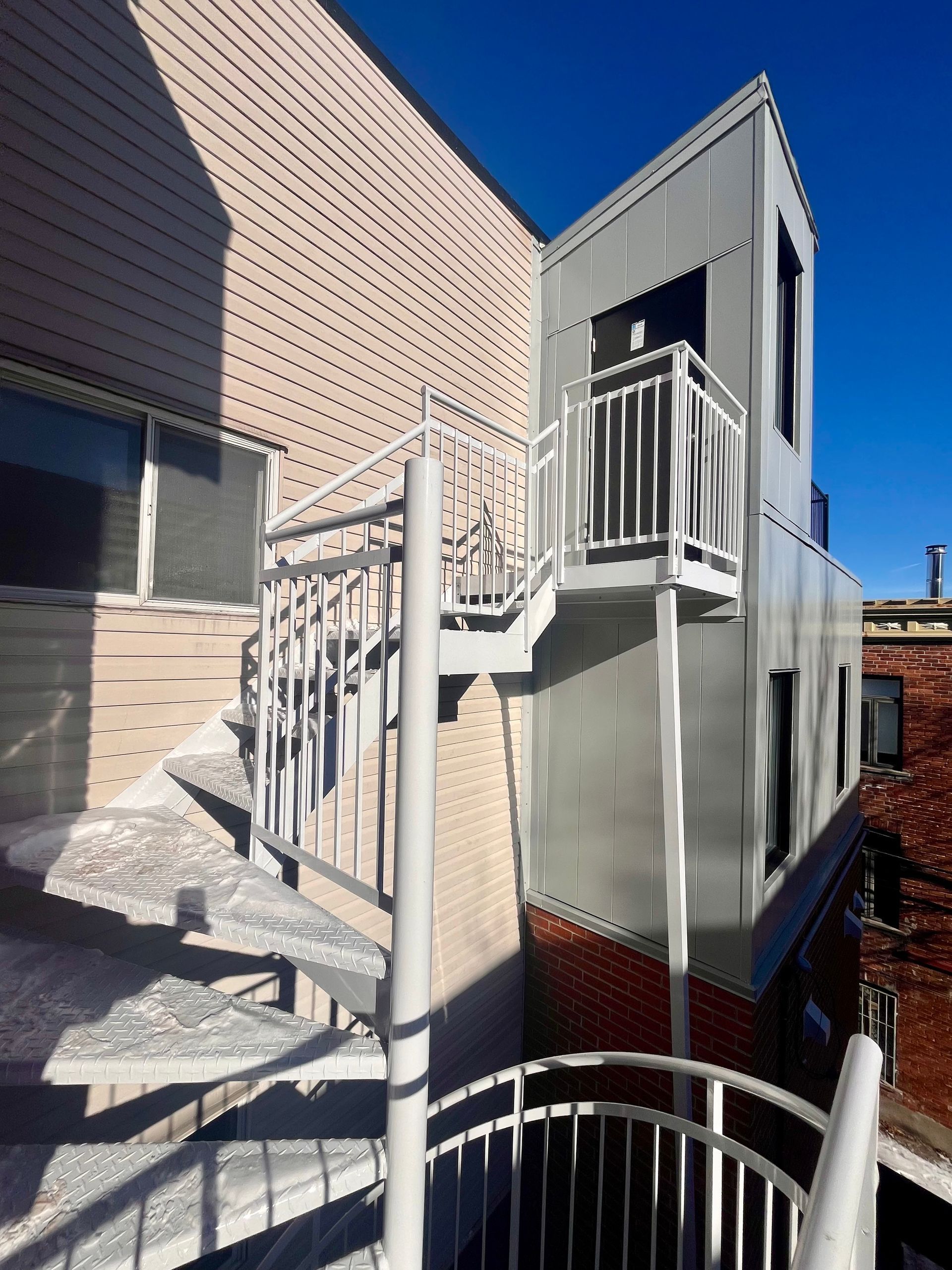 Un escalier en colimaçon sur le côté d'un immeuble