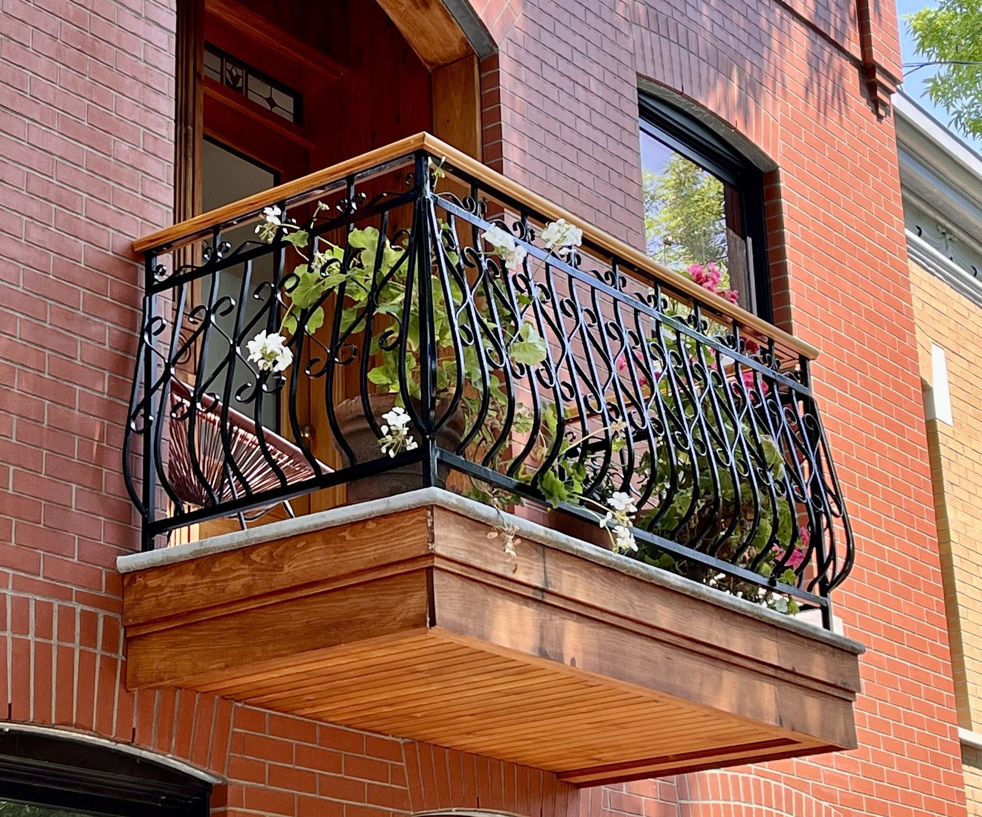 Un bâtiment en briques avec un balcon fleuri