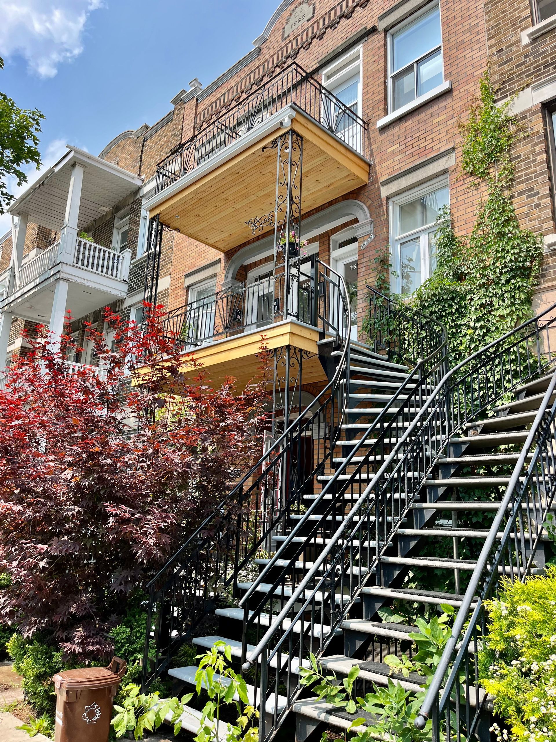 Un bâtiment en brique avec des escaliers menant à l'avant.