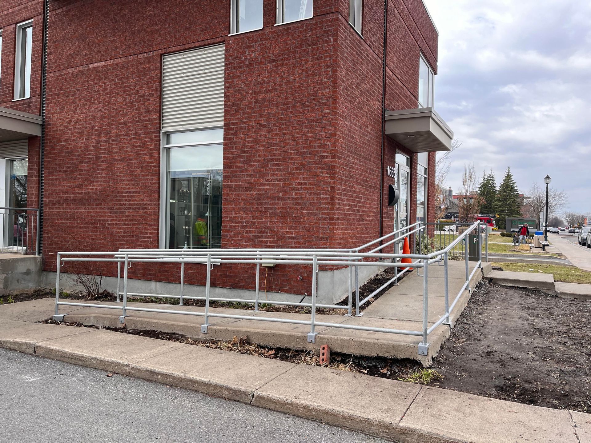 Un bâtiment en brique avec une rampe devant