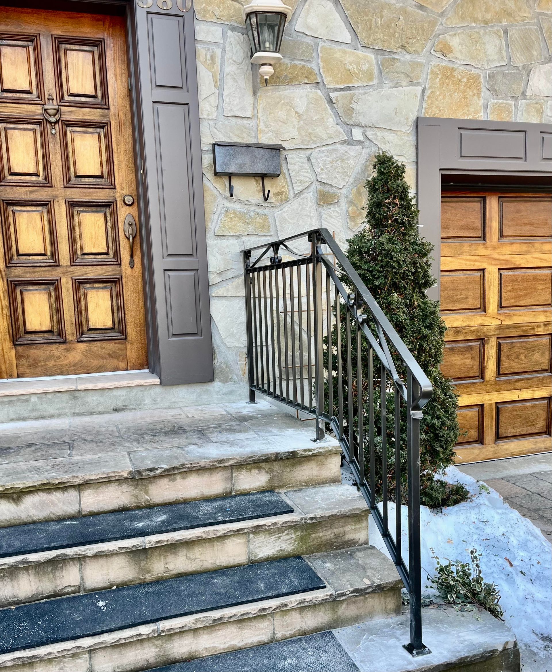 Un escalier menant à une porte en bois
