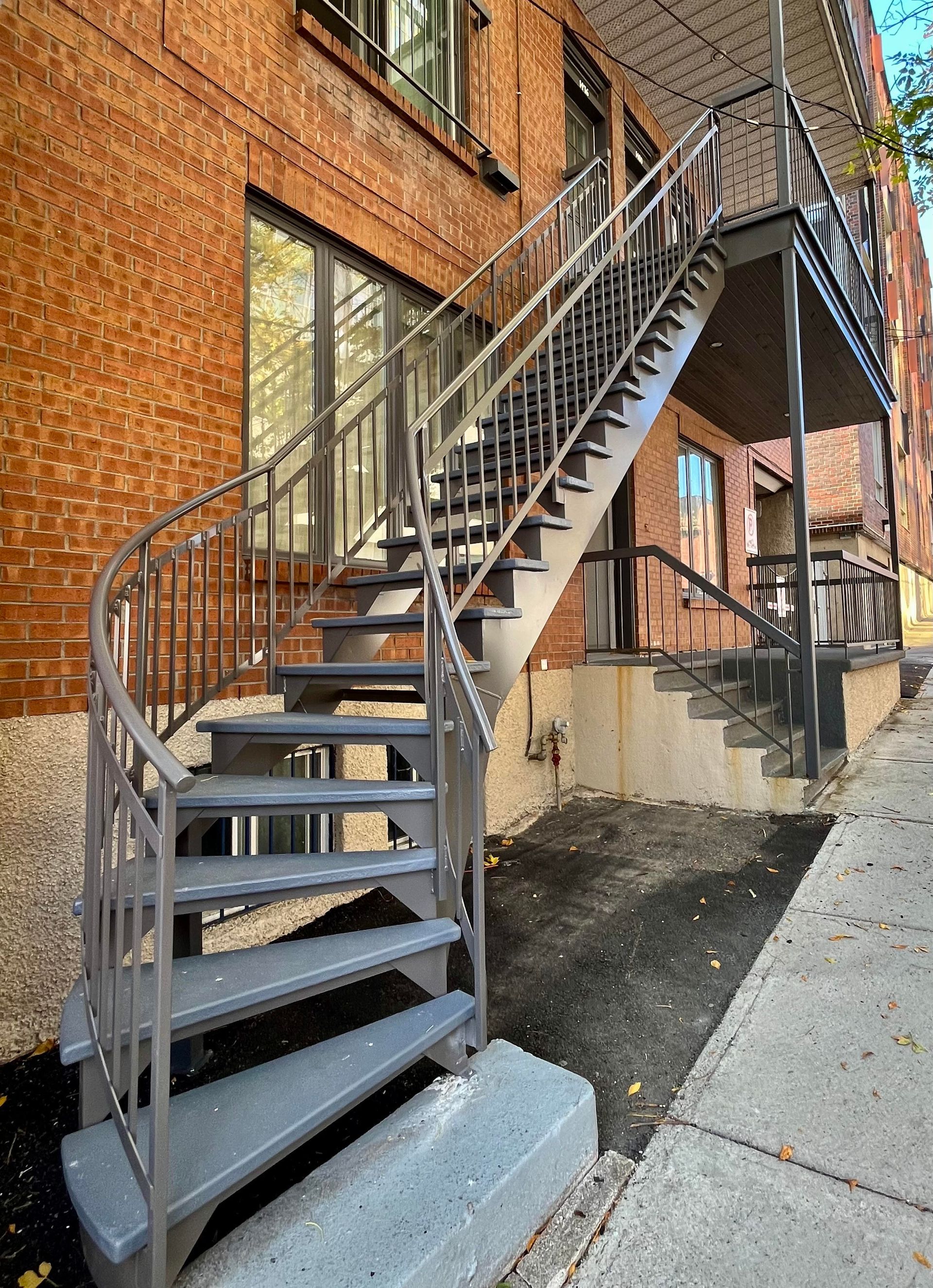 Un ensemble d'escaliers menant à un balcon sur le côté d'un bâtiment.