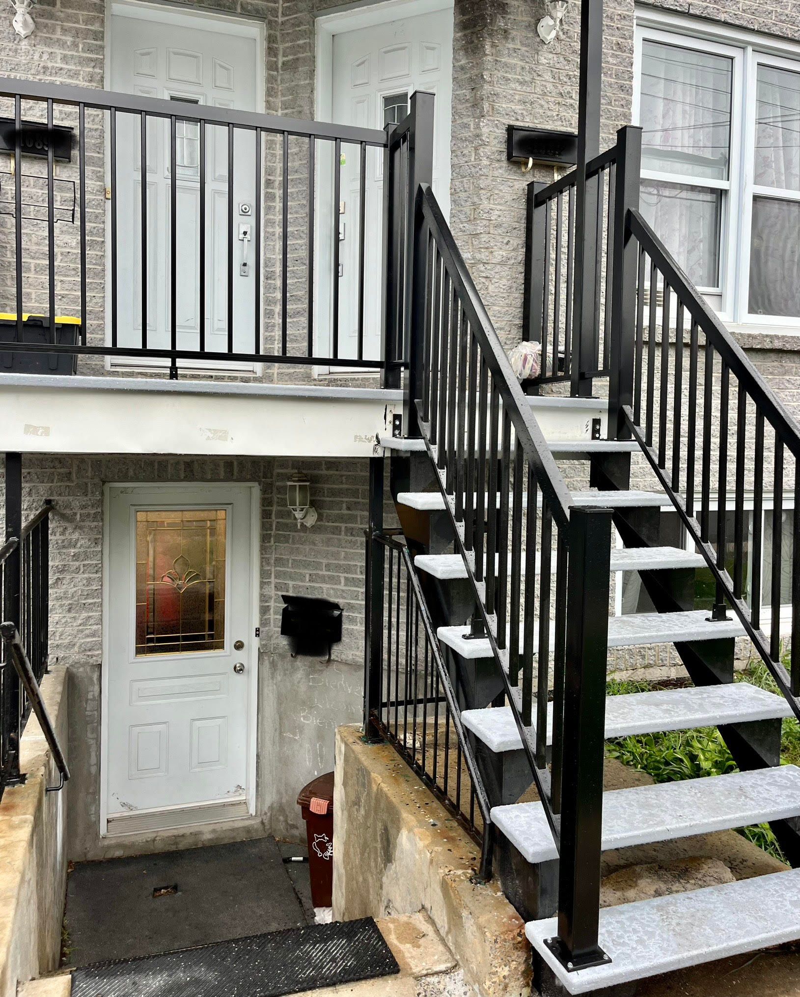 Un escalier menant à un balcon sur le côté d'un immeuble.
