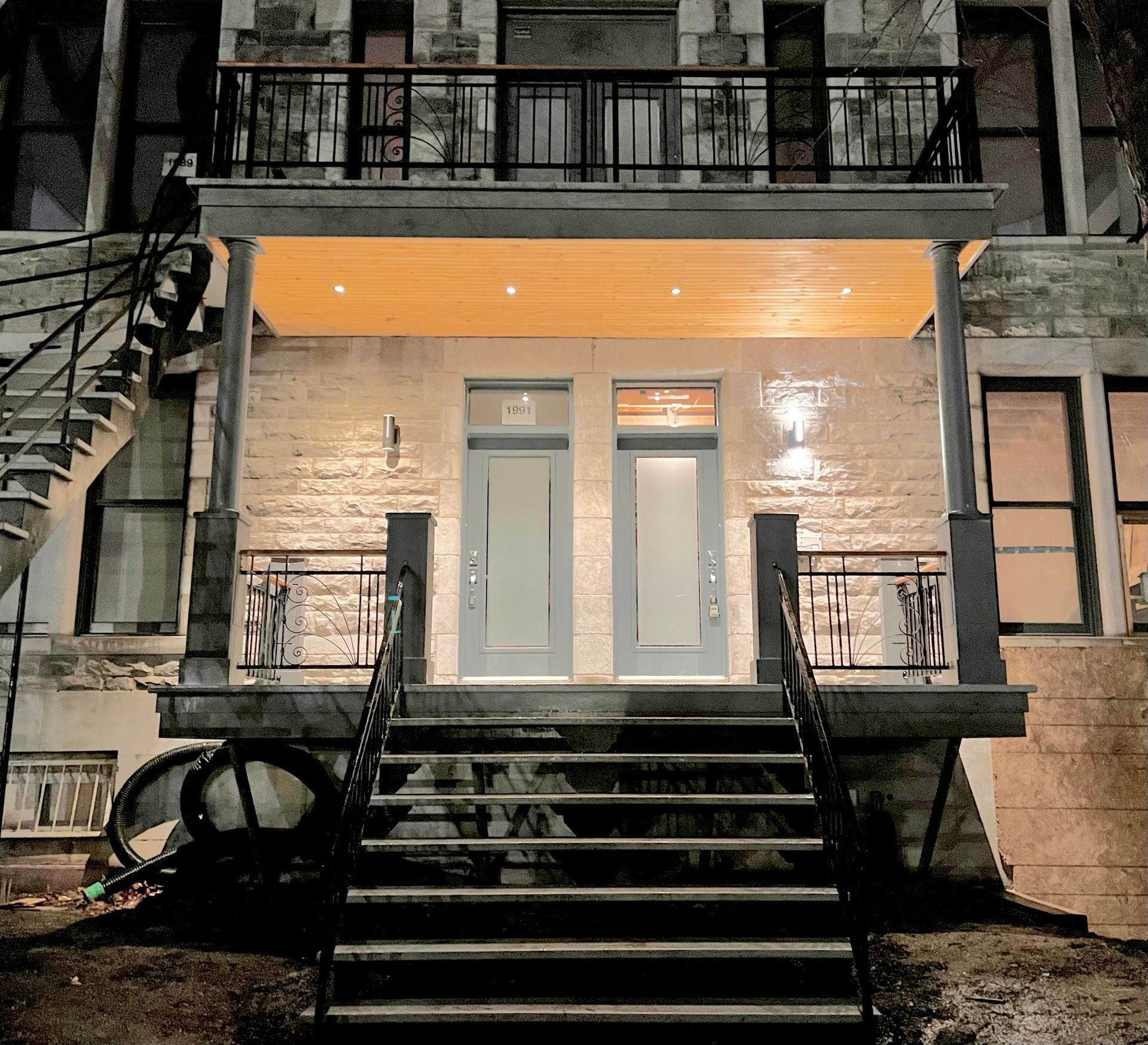 La façade d'un bâtiment avec des escaliers qui y mènent