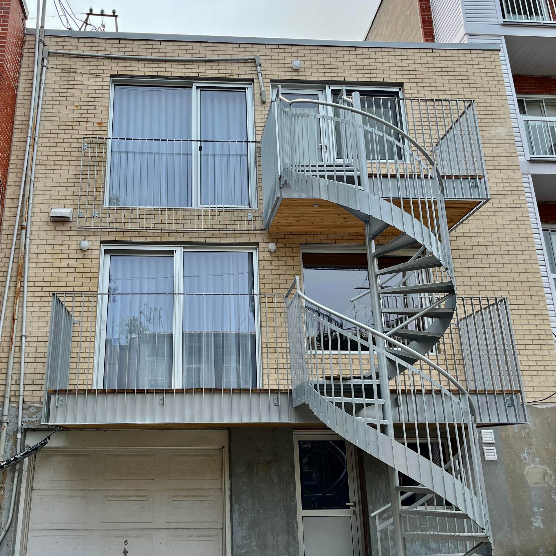 Un bâtiment en brique avec un escalier en colimaçon menant au deuxième étage