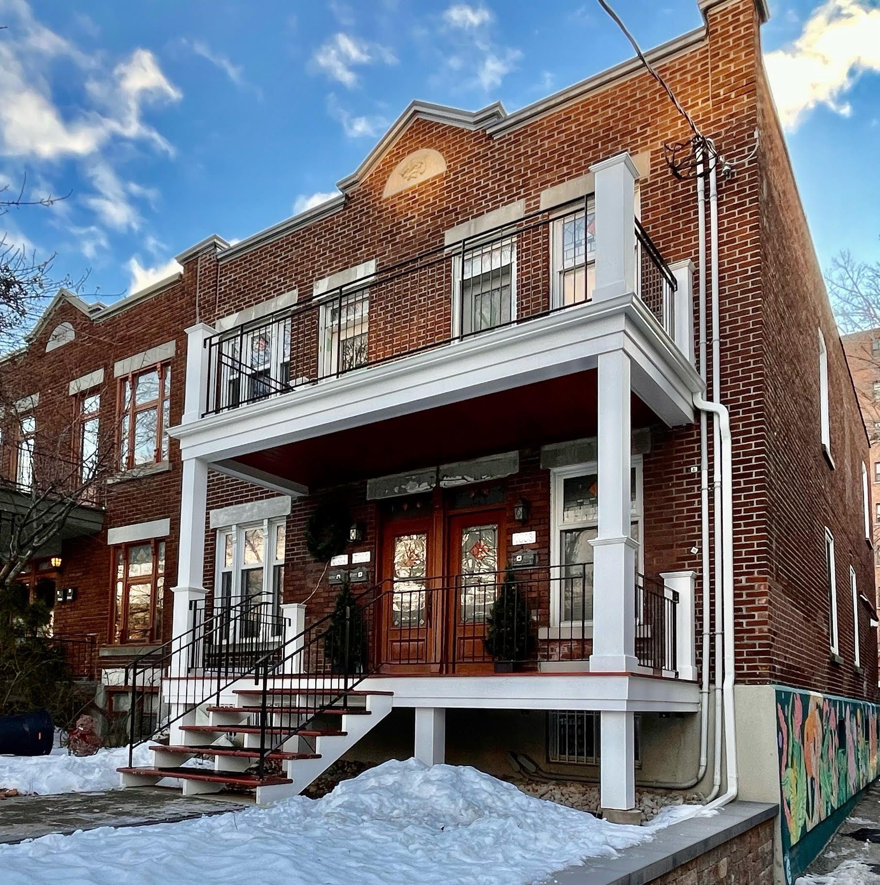 Un grand bâtiment en brique avec un balcon et des escaliers
