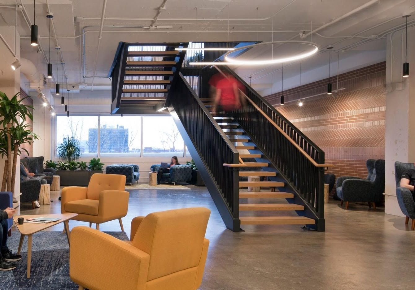 Il y a un escalier au milieu de la pièce.