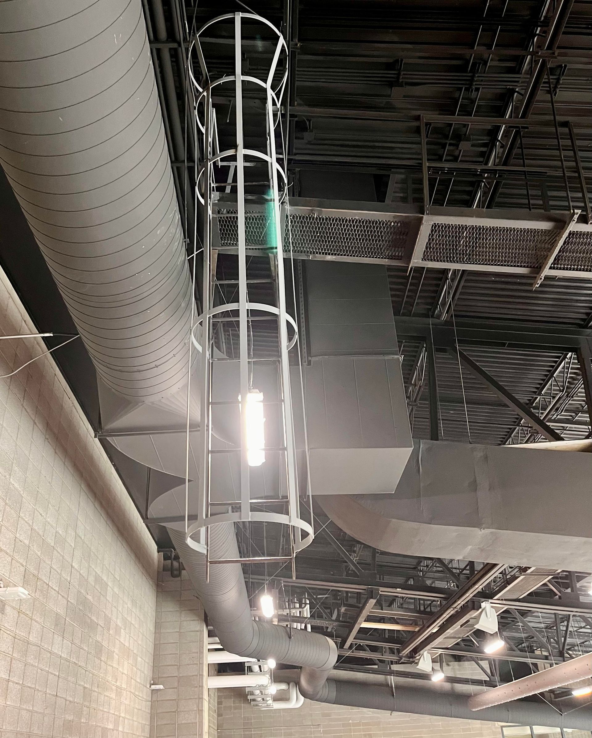 Une échelle est suspendue au plafond d'un bâtiment.