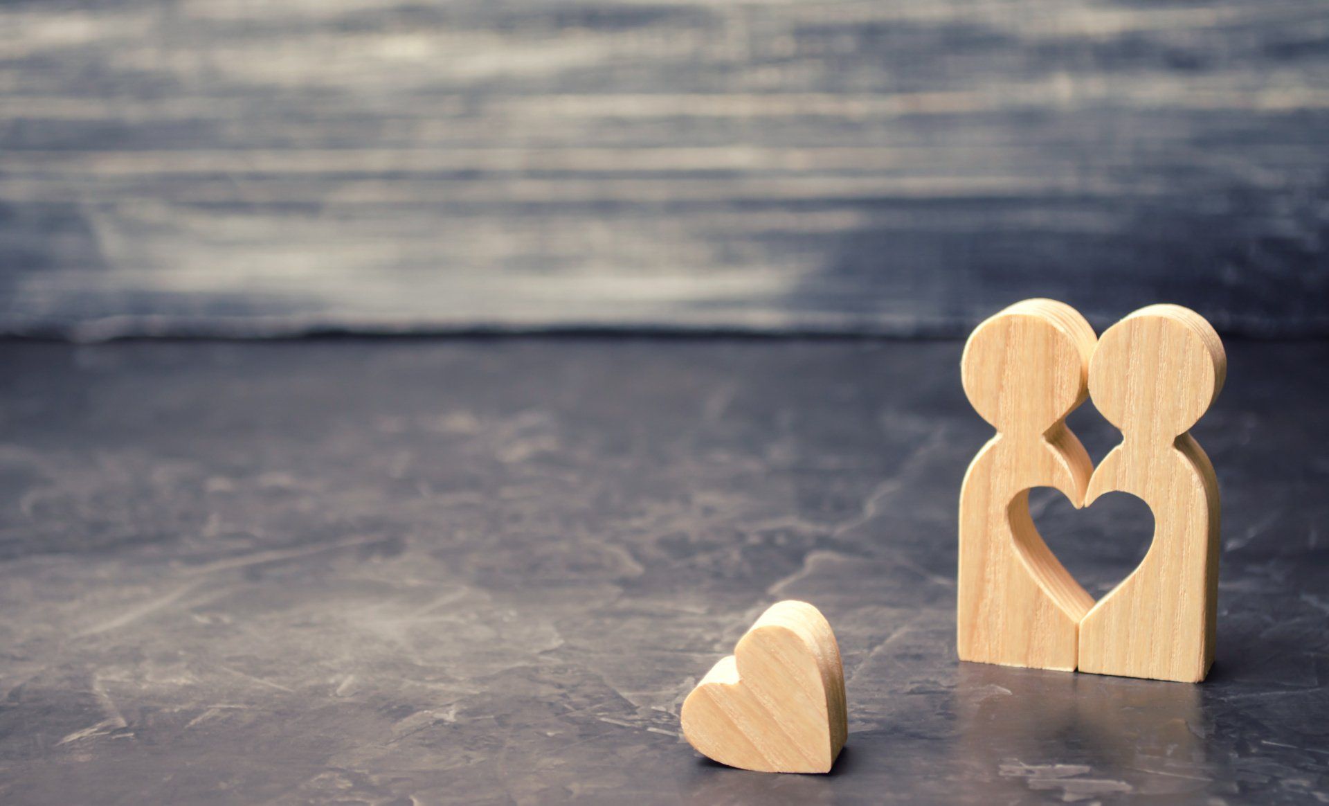 Algumas figuras de madeira com um coração recortado.