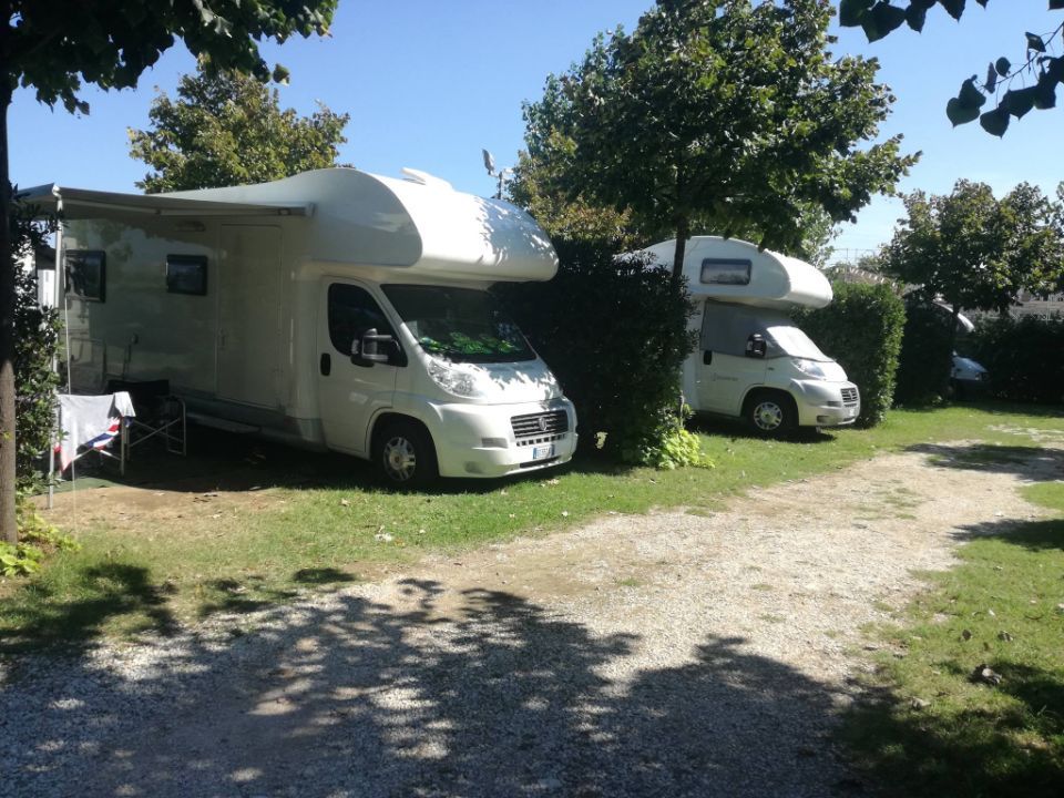 Camper nell'area sosta