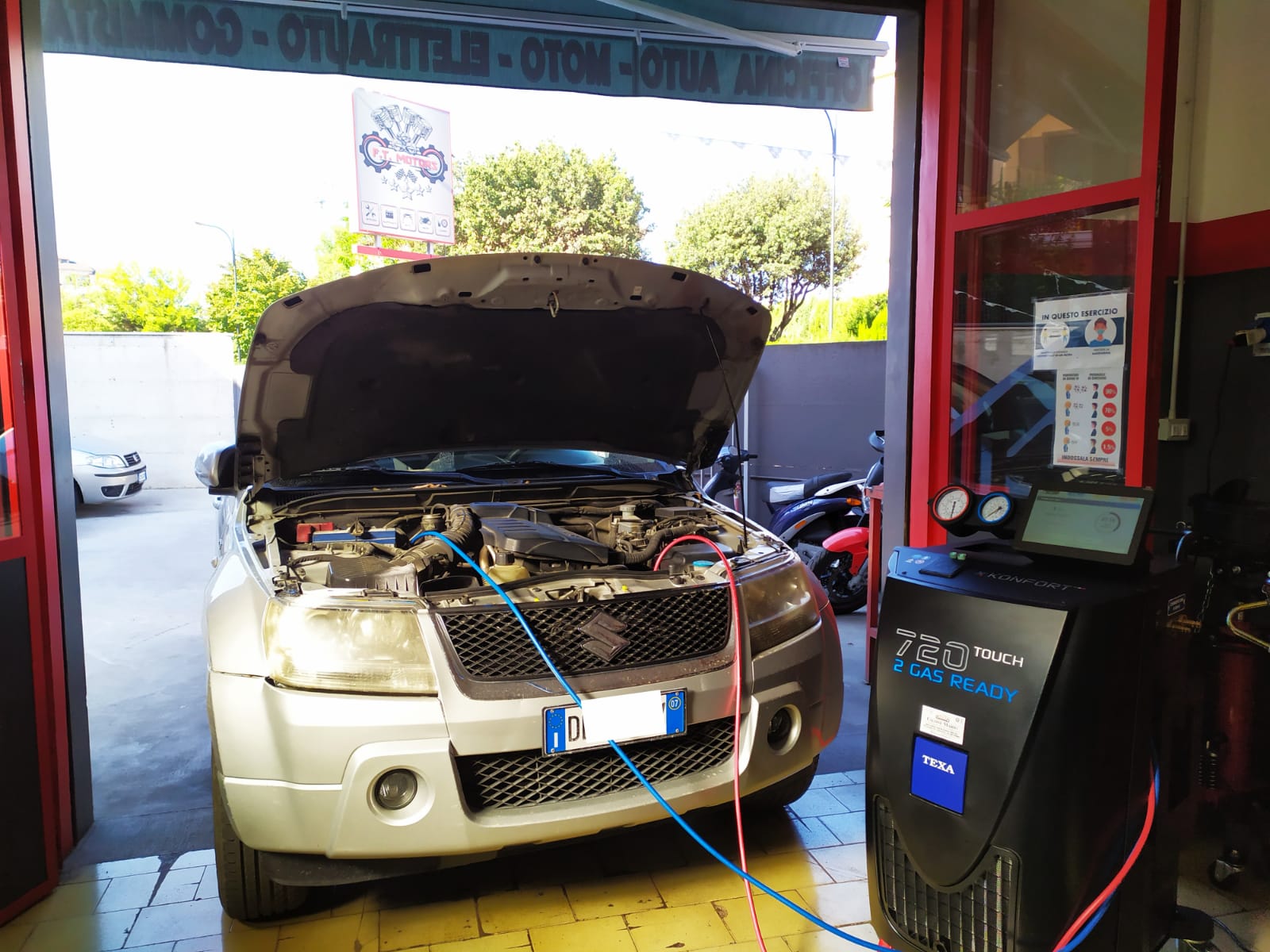 macchina con cofano aperto