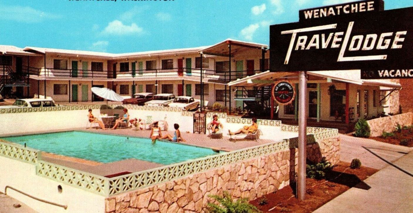 A motel with a sign that says travellodge