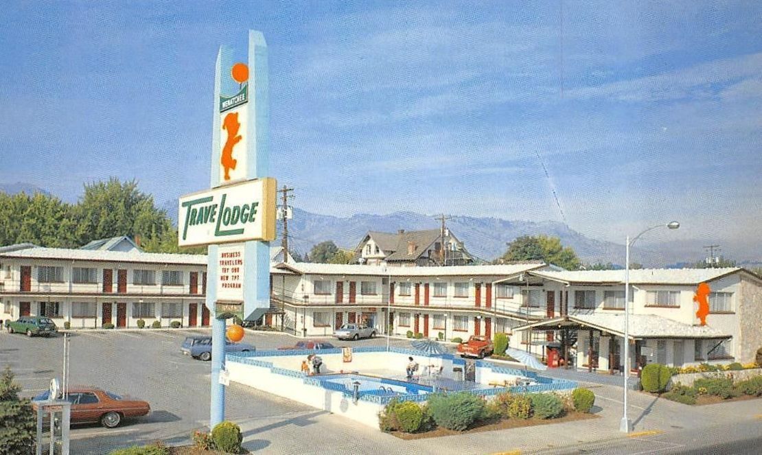 A motel with a pool and a sign that says sunflower