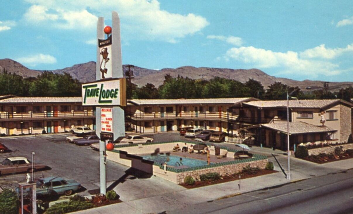 A motel with a sign that says pine lodge