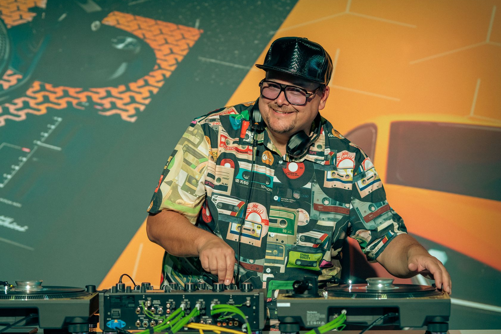 Vinygarage DJ Marco Maribello mit Tecnhnics beim Lamborghini Day UK 2025
