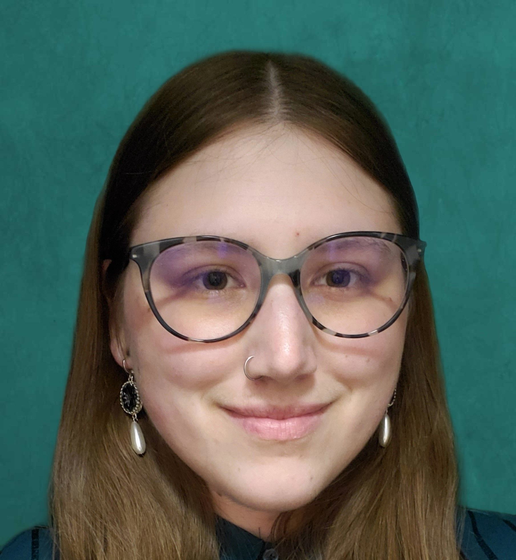 Chloe Perednia, MA / Receptionist