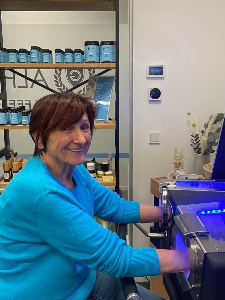 Eine lächelnde Frau benutzt Kältetherapie-Gerät