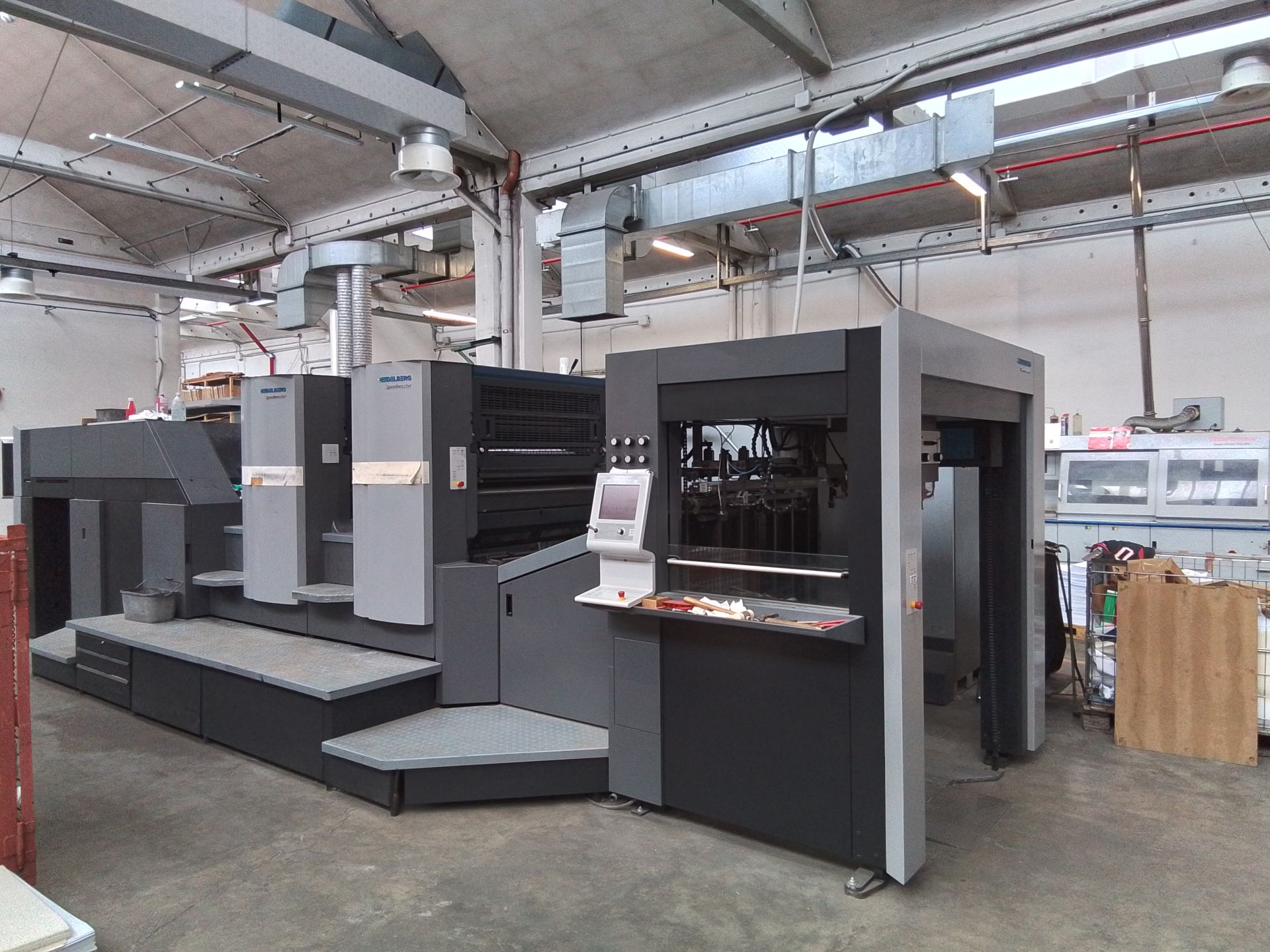 Un grande macchinario è parcheggiato in un magazzino.