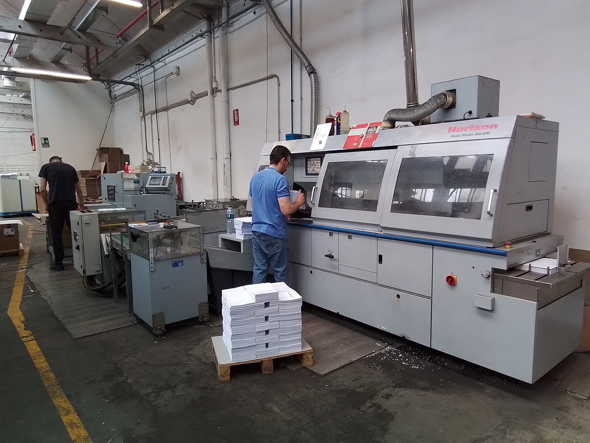 Un uomo sta lavorando su una macchina in una fabbrica