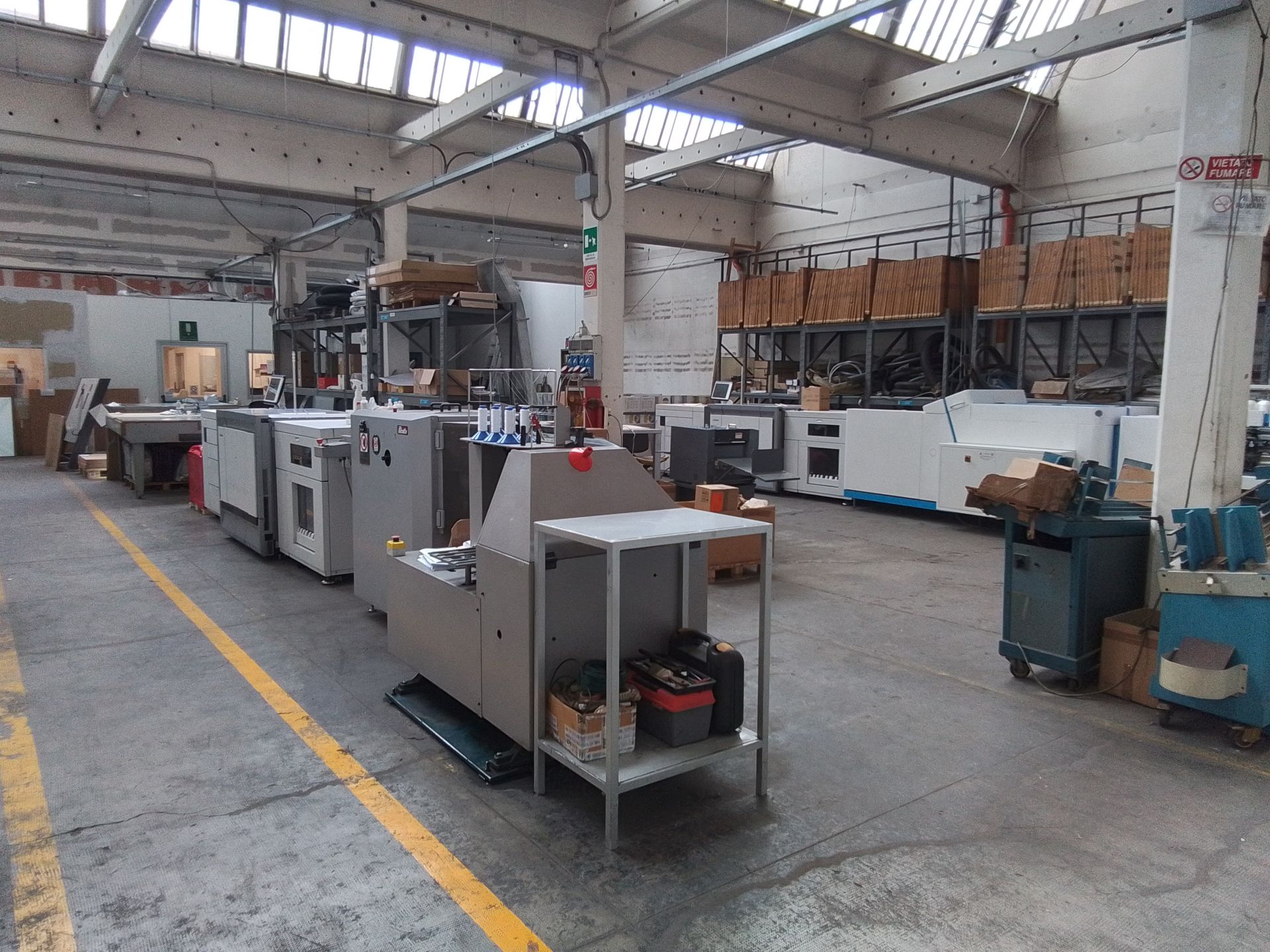 Un magazzino pieno di macchinari e scatole