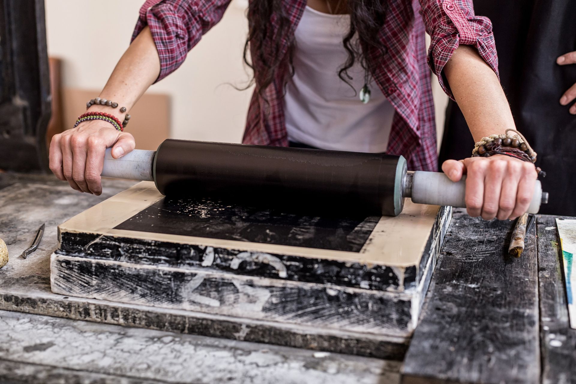 Un telefono cellulare è appoggiato su una scrivania accanto a un tablet e una matita.