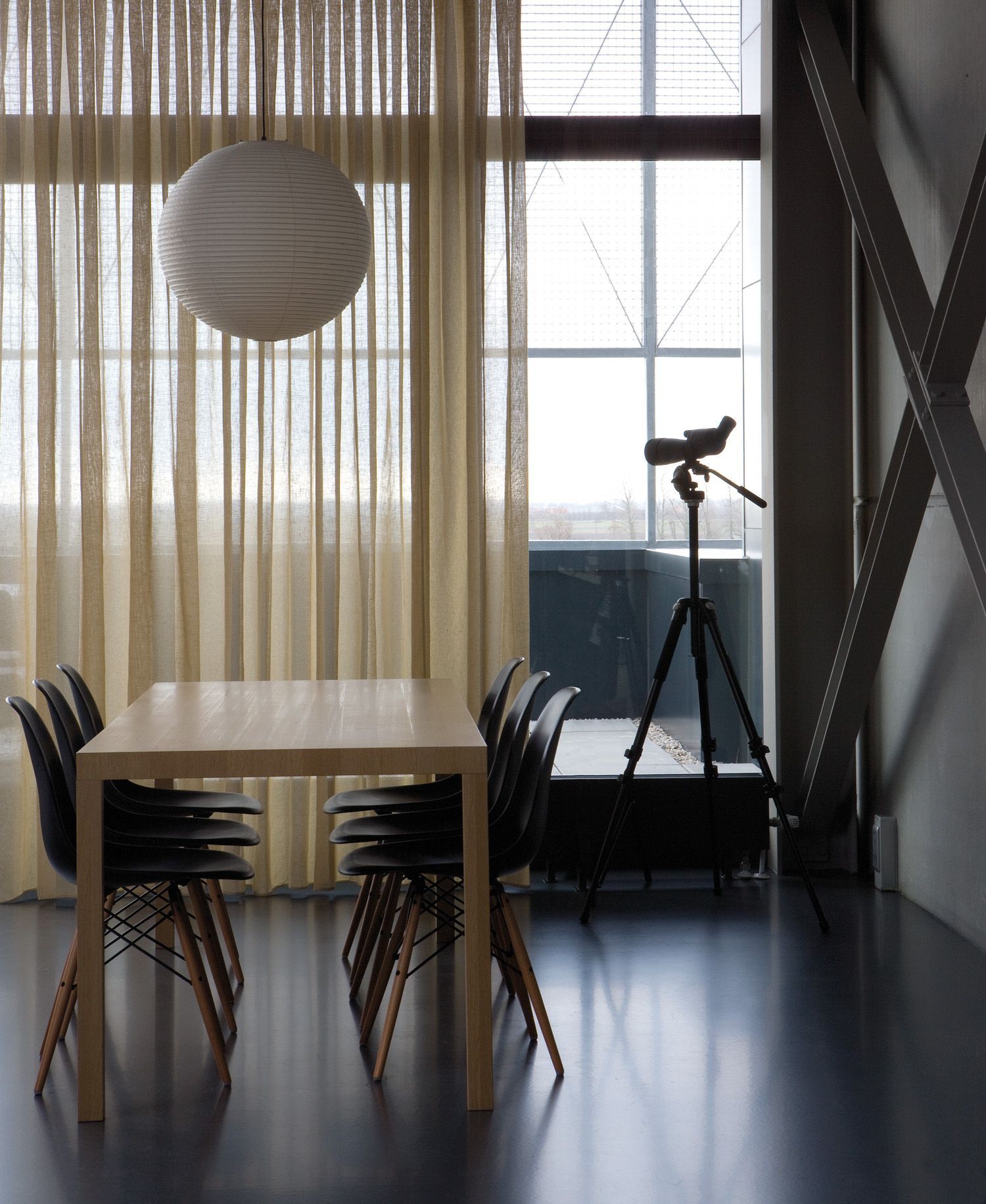 Indendørs display med smart home-gardiner. Mørkegrå stribet gardin, træramme, reklameplakat.