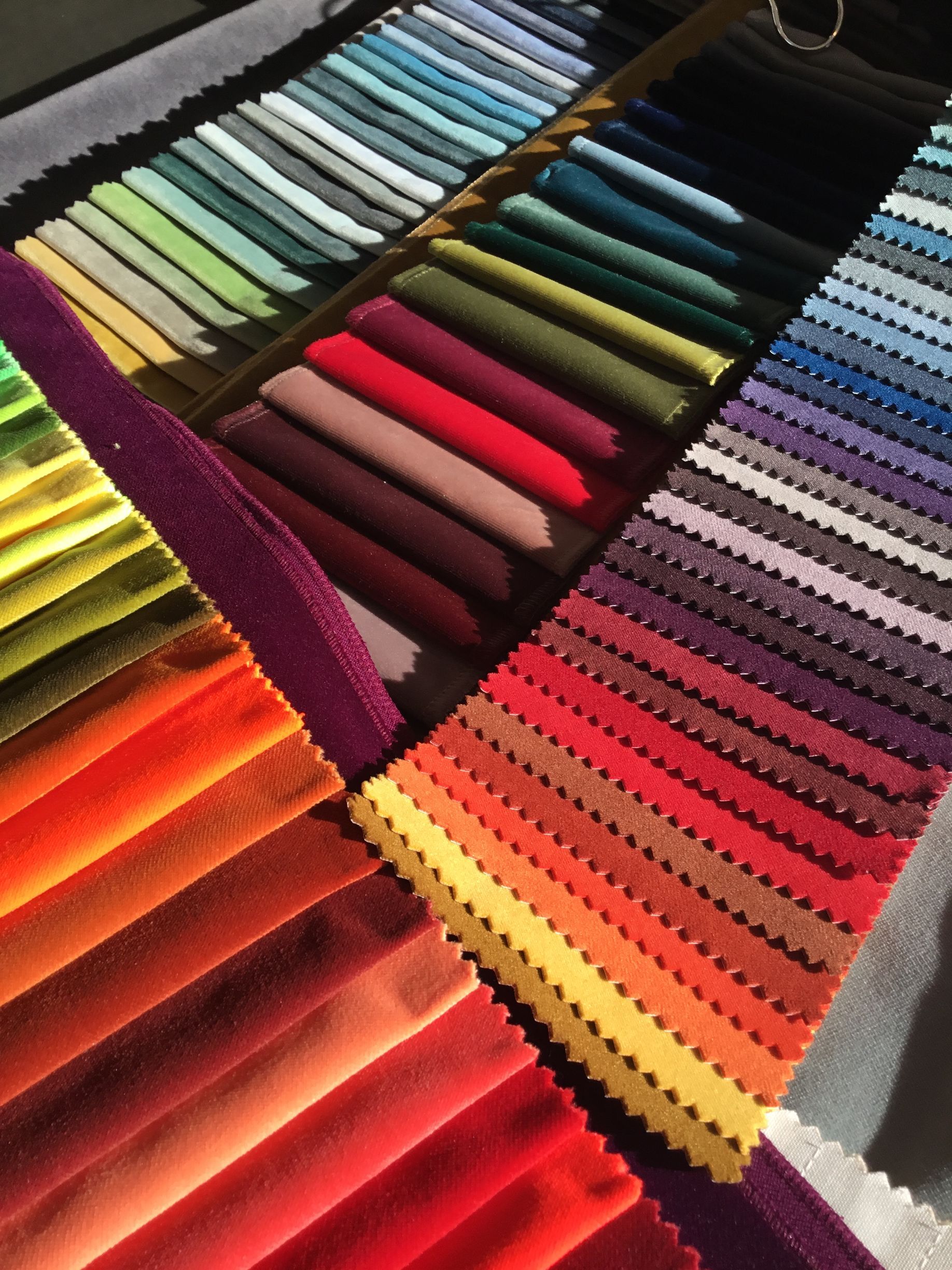 Et udvalg af farverige papirprøver spredte sig ud og fremviste forskellige teksturer og nuancer.