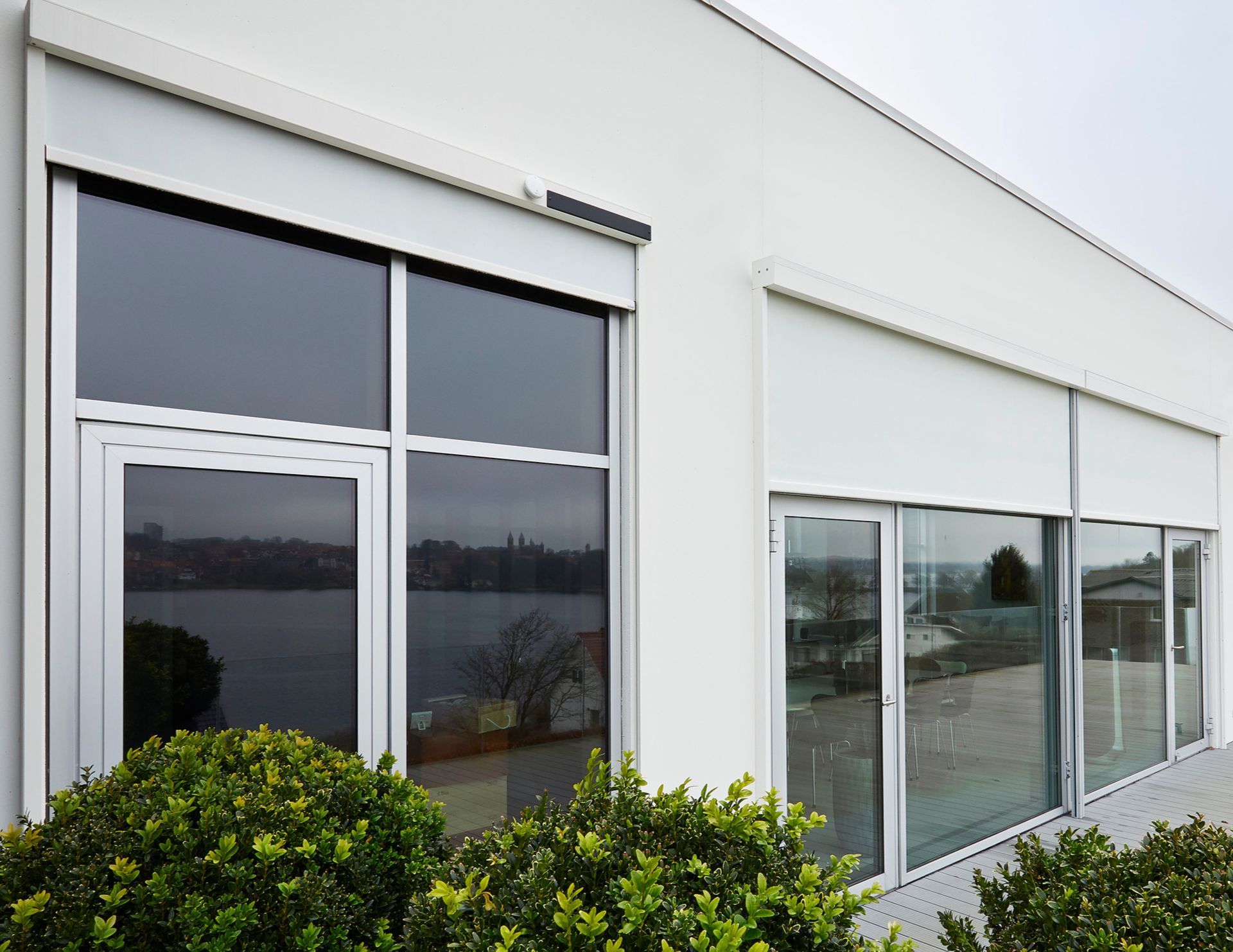 Interiør med smart home-display og persienner.