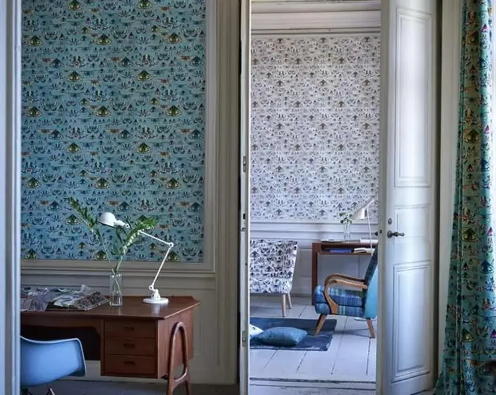 Interiør med smart home-display og persienner.