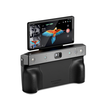 Een camera met daaraan een tablet bevestigd op een witte achtergrond.