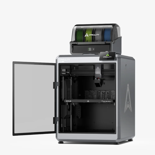 Een 3D-printer staat op een tafel op een witte achtergrond.
