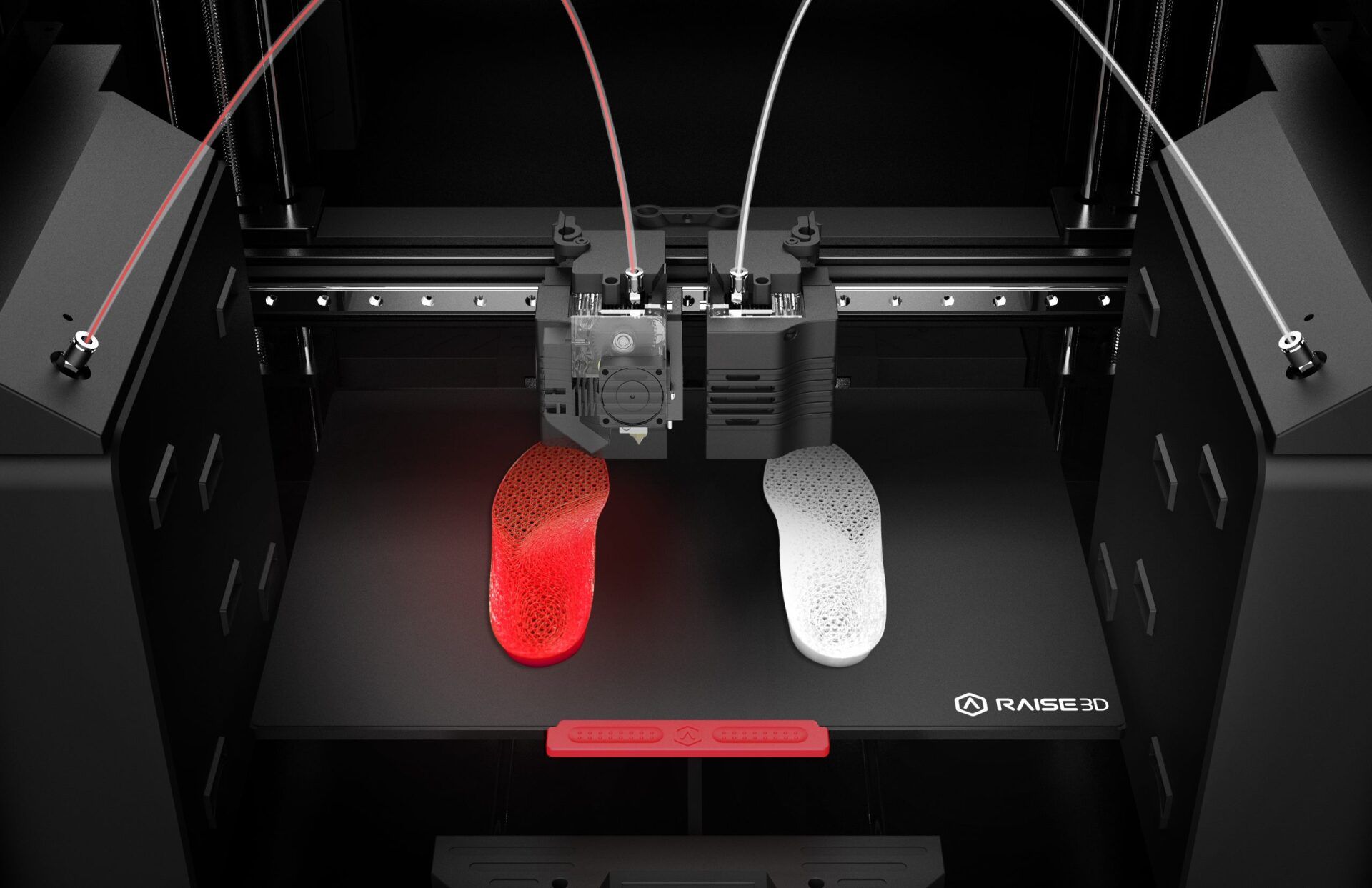 Twee schoenen worden in een 3D-printer geprint.