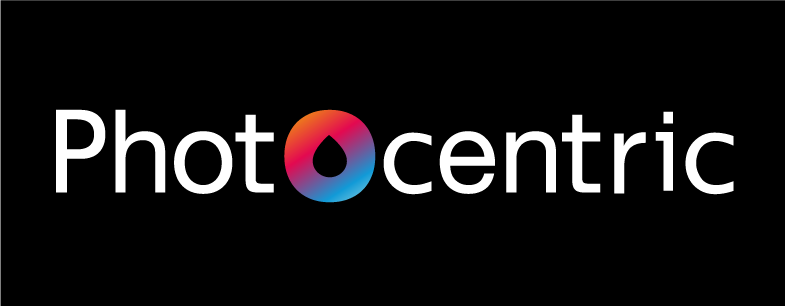 Het fotocentrische logo staat op een zwarte achtergrond.