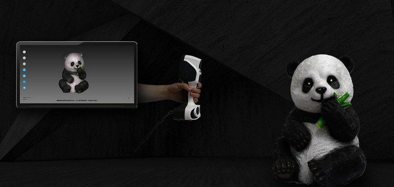 Een persoon houdt een 3D-scanner vast naast een opgezette pandabeer.