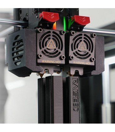 Een close-up van een 3D-printer met twee ventilatoren erop