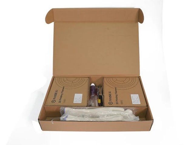 Een kartonnen doos met veel spullen erin