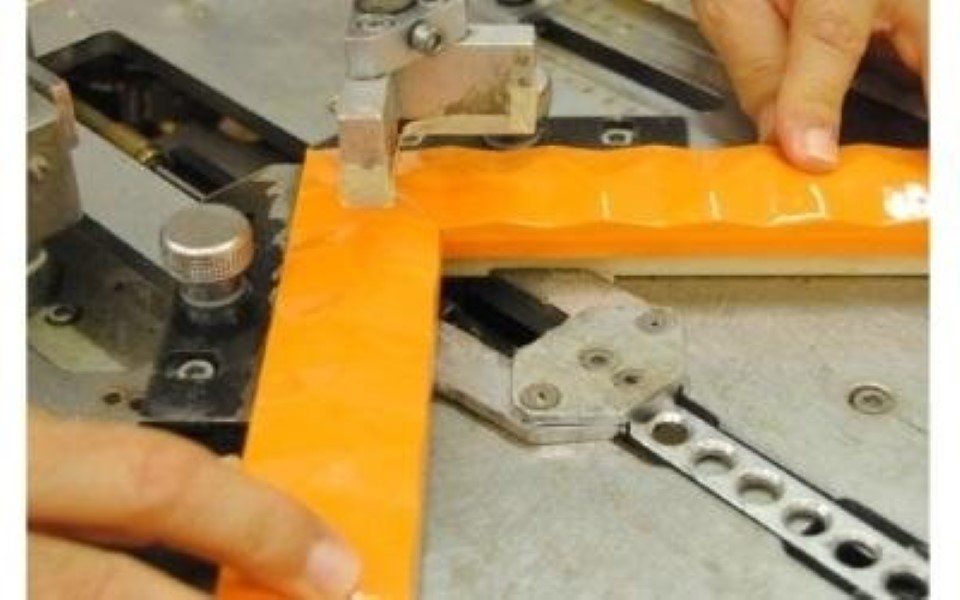 lavorazione cornice per quadro
