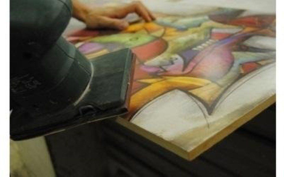 lavorazione artigianale di una cornice