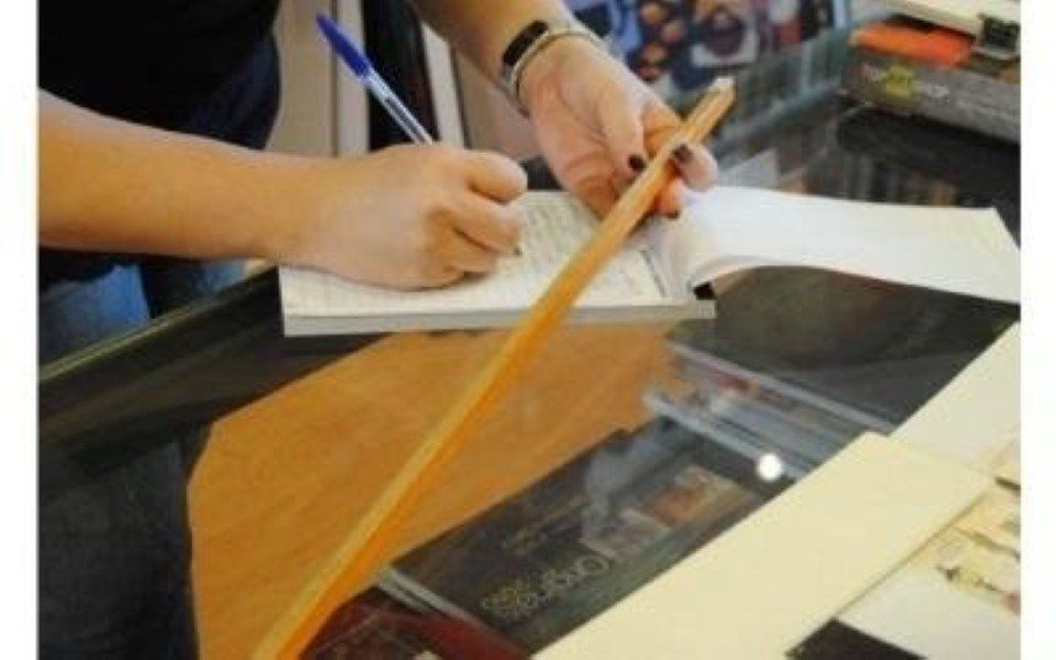 Artigiano durante la lavorazione di una cornice