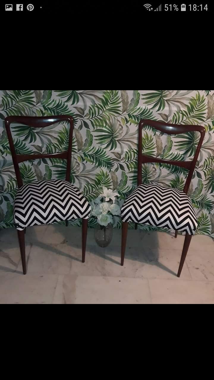 Coppia di sedie con tessuto a tema